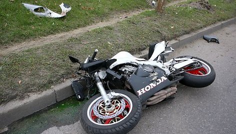 Sudaužytas motociklas po nelaimės Ukmergės gatvėje