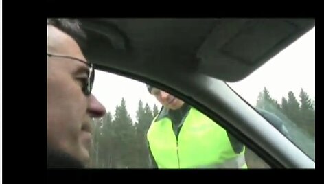 Milvydo Ju&scaron;kausko susidūrimo su Klaipėdos pareigūnais akimirka. Anot vairuotojo, net važiuodamas 250 km/val. greičiu, jis niekam nesukėlė grėsmės ir nepažeidė įstatymų.