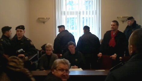 &Scaron;iam nevie&scaron;am procesui yra pasitelktos didžiulės pajėgos: kaltinamuosius i&scaron; Luki&scaron;kių kalėjimo atveža keli būriai konvojaus pareigūnų, kiekvienam i&scaron; penkių teisiamųjų atstovauja atskiras advokatas, keli atstovai gina nukentėjusios &scaron;eimos interesus.