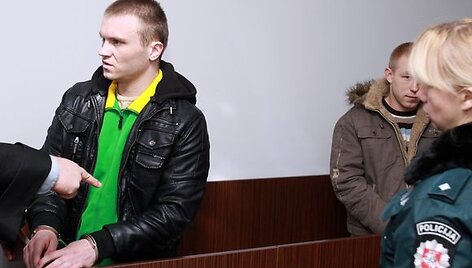 Aleksejus Kokovichinas ir Artūras Velečkevičius (de&scaron;inėje) kaltinamųjų aptvare.
