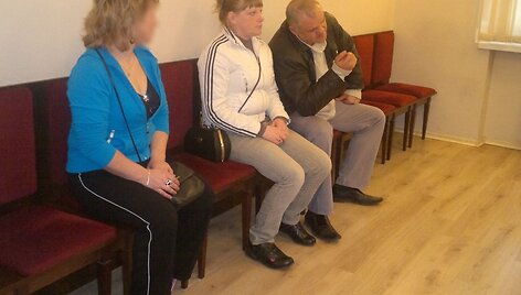 Į nuosprendžio paskelbimą neatvykusio paauglio motina atsisėdo į kaltinamųjų suolą kartu su nuteistąja Dana P. (viduryje) ir i&scaron;teisintuoju Marjanu L. Beje, nors visi buvo teisiami kartu, suaugusiuosius ir pauglį &scaron;ioje byloje sieja tik ta pati nukentėjusioji.