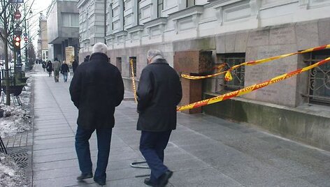 Gatvėje &ndash; įspėjimai praeiviams. 