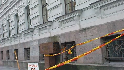 Gatvėje &ndash; įspėjimai praeiviams. 