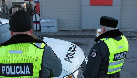 Policininkai nenoriai fotografavosi su užkandžiais.