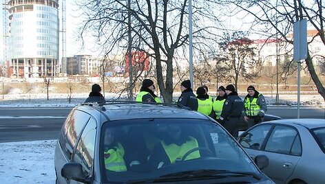 Kai lauke 10 laipsnių &scaron;alčio, smagiau sėdėti automobilyje.