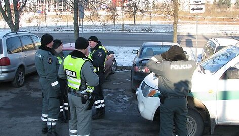 Kažin, ar policininkai pastebėjo tik 30 minučių degalinėje stovėti leidžiančius ženklus?