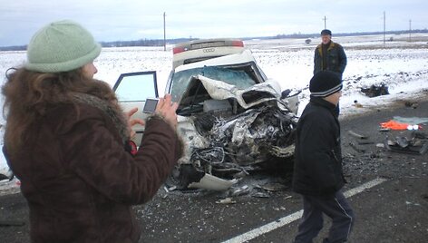 Sunku apibūdinti, kas liko i&scaron; &scaron;io automobilio po kaktomu&scaron;os. Kita į avariją pakliuvusi ma&scaron;ina &ndash; irgi suniokota.