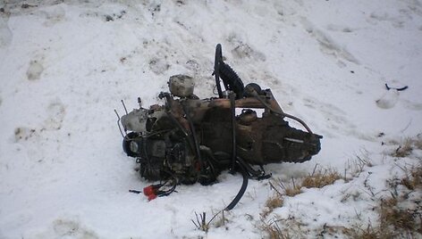Automobilio dalys i&scaron;simėtė aplinkui.