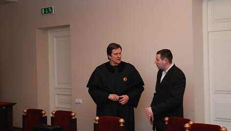 A.Smirnovas (kairėje) turi galingą gynėją &ndash; garsų advokatą Rimą Andrikį.