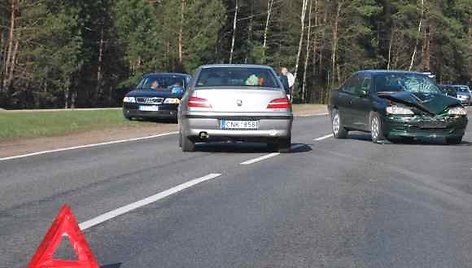 Avarinis ženklas avarijos vietoje.