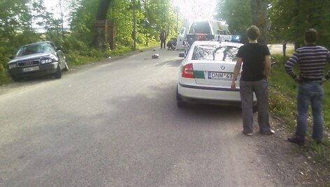 Mopedas, kuriuo važiavo du nepilnamečiai, nepraleido &scaron;io pagrindiniu keliu važiavusio &bdquo;Audi&ldquo; automobilio.