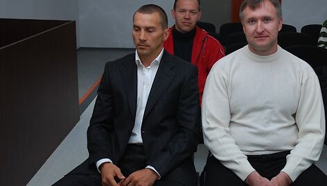 V.Golubovskis (kairėje) ir A.Masterbrockis viliasi palankaus teismo sprendimo, o jų &scaron;iandien į posėdį atsivesto naujo liudytojo (antrajame plane) niekam nebeapklausė.