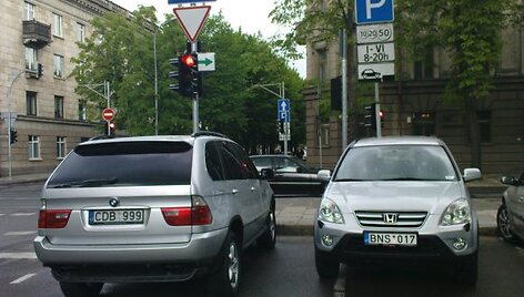 &Scaron;is BMW X5 visureigis tamsintais langais ir i&scaron;skirtiniu numeriu neturėjo nei bilietėlio, nei lipduko, skirto mokėti už paslaugą trumposiomis žinutėmis, o de&scaron;iniau stovinčiame &bdquo;Honda&ldquo; automobilyje bilieto galiojimo laikas buvo pasibaigęs.
