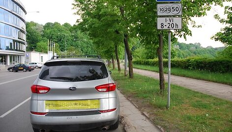 Visureigis užklijuotu numeriu.
