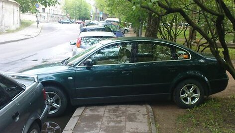 Ne vietoje pastatytas automobilis 