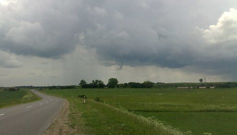 Nedidelio tornado šėlsmas netoli Kruonio.