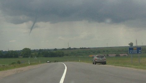 Nedidelio tornado šėlsmas netoli Kruonio.