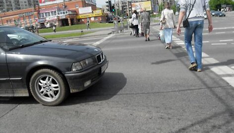 Ketvirtadienį sostinės Ozo gatvėje, sankryžoje prie &bdquo;Akropolio&ldquo;, Pranas užfiksavo, kaip BMW praleidžia pėsčiuosius, kirtęs ne tik STOP liniją, bet ir perėjos zoną.