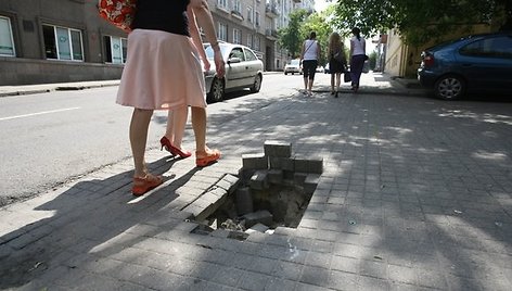 Smegduobė A.Jakšto gatvėje nebaisi, tačiau vairuotojams ir pėstiesiems vis tiek reikia jos pasisaugoti.