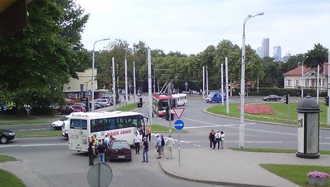 Prie Olandų žiedo dėl autobuso ir lengvojo automobilio avarijos užtverta viena eismo juosta.