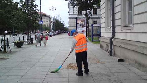 Kiemsargiu dirbantis biologijos žinovas Povilas.