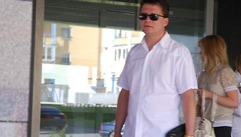 I&scaron; teismo rūmų i&scaron;ėję Makejevai netro&scaron;ko dėmesio: vyras slėpė veidą po akiniais, žmona &ndash; nusisukdama nuo objektyvo.