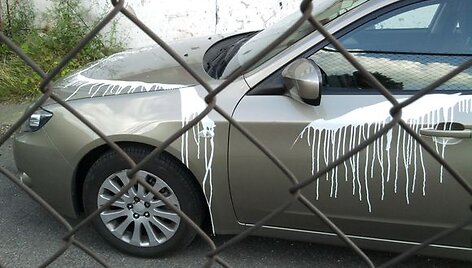 &Scaron;is taip suniokotas gelsvas 2009 metais pagamintas &bdquo;Subaru Impreza&ldquo; universalas stovėjo pačiame Vilniaus centre, Barboros Radvilaitės gatvėje.