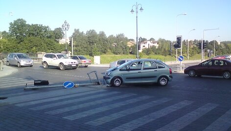 Vyras bandė i&scaron; Gedimino prospekto pasukti į kairę, tačiau rėžėsi į &scaron;viesoforą.