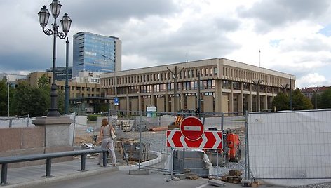 Gedimino prospekto atkarpa netoli Seimo kartu su sankryža ties senuoju Žvėryno tilto buvo rekonstruota prieš metus. Nuo to laiko ją sudrebino dešimtys identiškų avarijų.