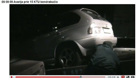 Sudaužytas visureigis i&scaron;vežamas autovežimėliu.