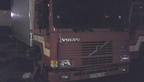 Žirmūnuose prie degalinės &bdquo;Statoil&ldquo; esančio ūkininkų turgelio teritorijoje &scaron;is sunkvežimis degė atvira liepsna, tačiau ugniagesiai ją greitai numal&scaron;ino.