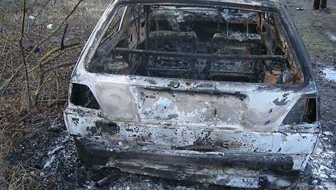 Pami&scaron;kėje sudeginti &bdquo;VW Golf&ldquo; automobiliai.