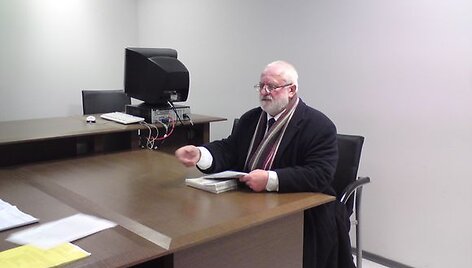 Vos atsisėdęs teismo salėje A.Pilvelis &scaron;vystelėjo savo oponentei inžinieriaus pažymą apie daugiabučio avaringumą.