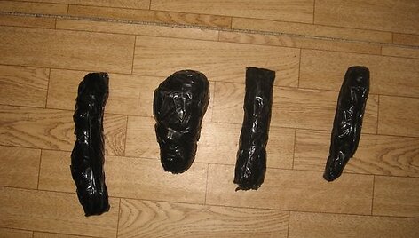 Pas tris lietuvius, įtariamus juvelyrinės parduotuvės apiplė&scaron;imu Suomijoje, rastas grobis.