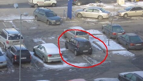 Reto talento mažalitražio automobilio vairuotojas. Nuotrauką atsiuntęs 15min skaitytojas Aidanas mano, kad čia net nereikia komentarų.