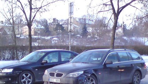 Per avariją nelemtoje sankryžoje vilnietis suniokojo savąjį 2005 m. laidos BMW.