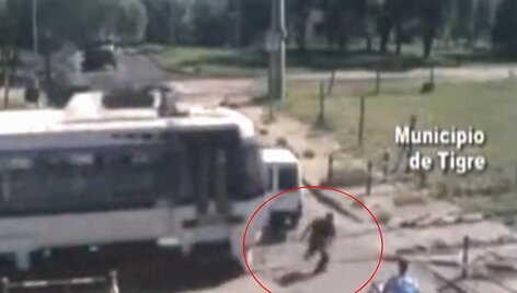Gelbėtojas nu&scaron;oko nuo motociklo, nustūmė užstrigusią ma&scaron;iną ir dar spėjo prie&scaron; pat traukinį pats pasprukti į &scaron;alį.