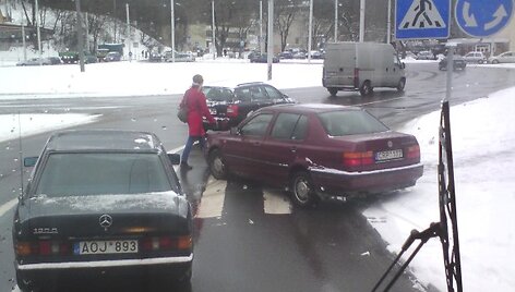 Kaip automobilis atsidūrė tokioje padėtyje ir kur dingo jo vairuotojas?