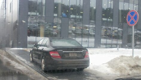 Pažeidimas užfiksuotas 2010 m. vasario 27 d., 13.40 val., Ąžuolyno g. 7, Vilniuje, yra kelios nuotraukos. Bet ar &scaron;iuo atveju visi reikiami duomenys leis nubausti pažeidėją? 