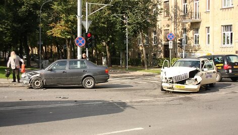 Asociatyvinė iliustracija: &scaron;ioje sostinės V.Kudirkos ir M.K.Čiurlionio gatvių sankryžoje yra įvykusi ne viena avarija, į kurią pakliuvo taksi.