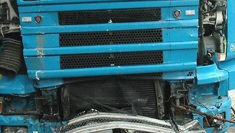 Susidūrimas su galingu &bdquo;Scania&ldquo; vilkiku kito, lengvesnio sunkvežimio vairuotojui buvo lemtingas.