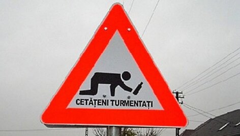 Rumunijoje neprigiję kelio ženklai &bdquo;Atsargiai! Girtuokliai&ldquo;.