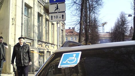 Pažeidėjai &scaron;iam neįgaliajam vietos nepaliko.