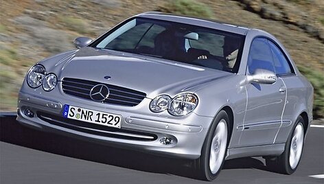 Per gaisrą smarkiai apdegė toks kaip &scaron;is automobilis &bdquo;Mercedes&ldquo;