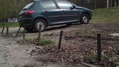 Pievoje įkalintas &bdquo;Peugeot&ldquo;