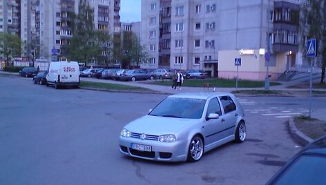 Automobilis VW, paliktas važiuojamojoje dalyje