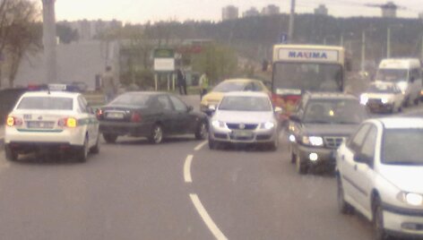 Transporto žiede susidūrė &bdquo;Rover&ldquo; ir &bdquo;Peugeot&ldquo; automobiliai.