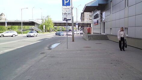 A.Go&scaron;tauto gatvėje i&scaron;tu&scaron;tėjusios ma&scaron;inų stovėjimo aik&scaron;telės.