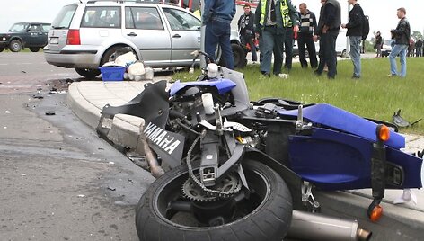Po motociklo smūgio lengvasis automobilis net apsisuko, o motociklininkai nuskriejo į pievą.