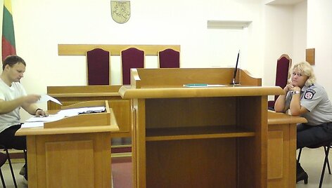Byla teisme: vilnietis A.Dambrauskas teisme susitiko su protokolą sura&scaron;iusio komisariato atstove.
